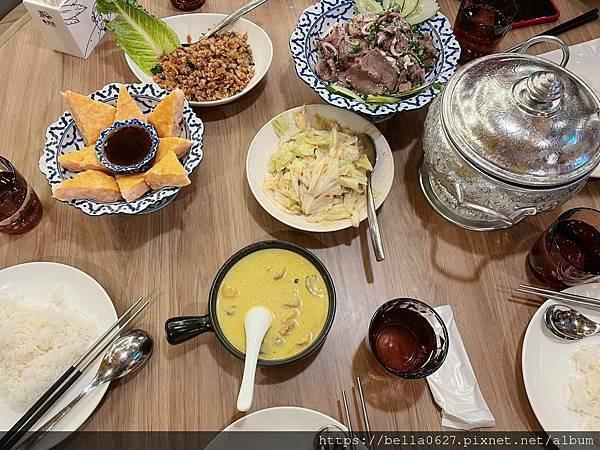 2021泰式料理推薦【饗泰多 Siam More】 泰式料理必吃店，招牌月亮蝦餅混和兩種蝦肉，厚切2公分飽足又扎實。