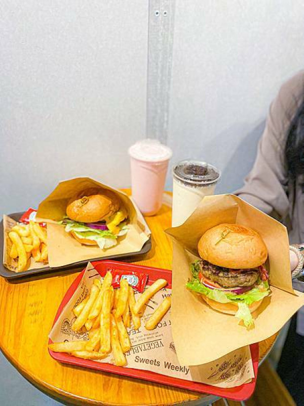 (台北台大醫院站)Burger Yellow 北車補習街南陽街美食推薦 全台首創紐西蘭鹿肉漢堡 低脂肉質不乾澀且沒腥味 漢堡很巨大多汁美味!