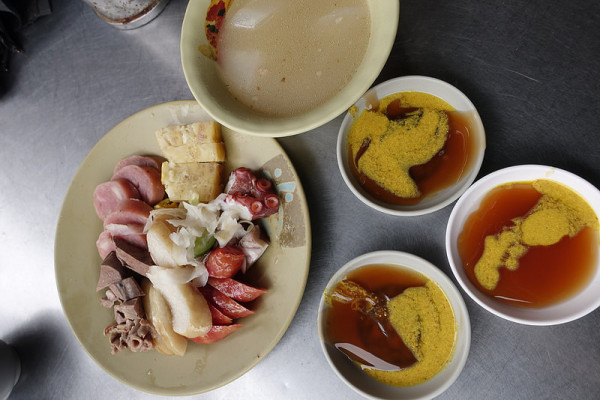 (胖樺食記)台南中西區必吃美食「阿龍香腸熟肉」/保安路排隊老店/銅板小吃黑白切/完整菜單/招牌蟳丸超推