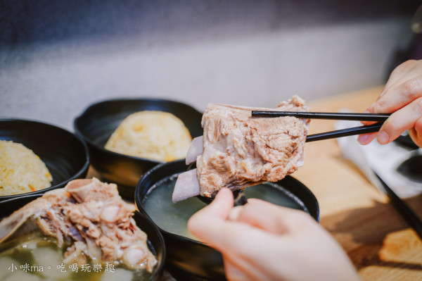 誠記原汁排骨湯-大安店 ▏超浮誇排骨肉入口即化 還讓你免費加湯喝到飽。櫻花蝦高麗菜飯搭配手工辣椒醬最對味。捷運忠孝復興站