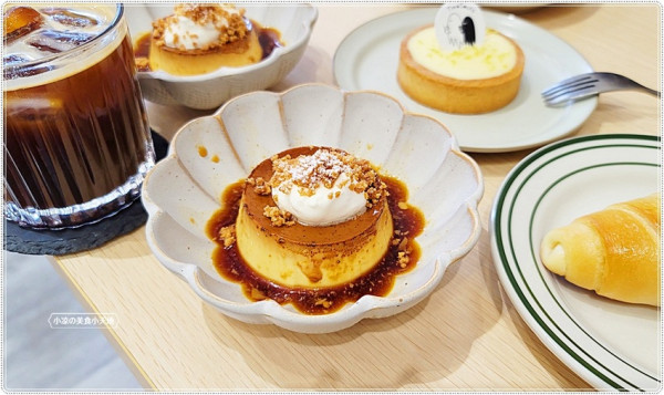 土守咖啡║隱藏在巷弄內白色系質感咖啡館，咖啡、甜點都很推薦！還有店貓不定時出沒！！(寵物友善餐廳)