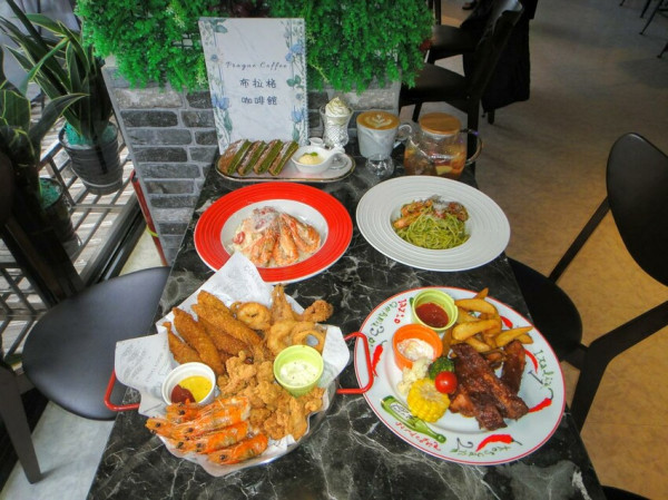 【美食】「布拉格咖啡館」石牌捷運站不限時餐廳，石牌咖啡廳推薦、石牌餐酒館推薦、榮總美食推薦 附菜單