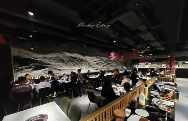 【燒肉風間老虎城店】台中燒肉推薦。神秘洞穴風格裝潢，桌邊代烤服務很不錯，慶生餐廳、約會餐廳、朋友聚餐