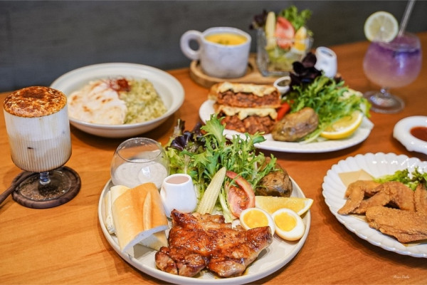 | 高雄美食 |新開幕純白文青系早午餐/拼盤澎湃CP值高/夏德莉brunch.pasta巨蛋店