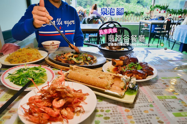 烏來泡免費足湯,邊吃馬告山豬肉的在地餐廳,還可以賞南勢溪美景
