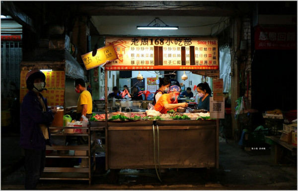 【高雄】三民市場老周168小吃部 熱炒 海產粥‧三十幾年的老味道，同事極推薦的炒麵