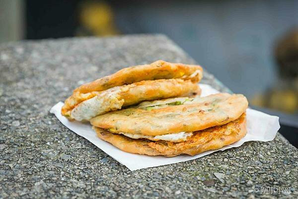 宜蘭南方澳廟口美食點心推薦-多福順蔥油派，酥脆紮實的口感保証讓你吃了還想再吃！