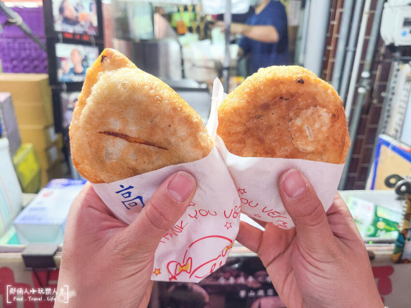 這間餡餅超爆漿，一不小心就會燙到嘴巴～