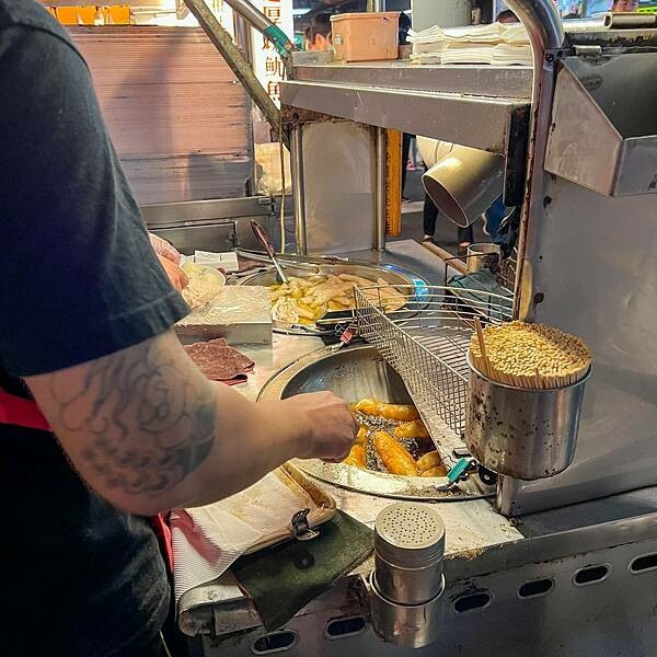 樂華夜市排隊美食｜顏記深海旗魚串