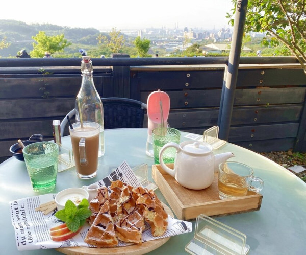 【新北八里－Garage Cafe'】重機聚集地景觀餐廳(咖啡廳)、寵物友善餐廳、看夕陽看夜景餐廳