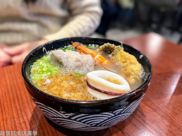 【新竹食記】東門米粉攤（新竹東門市場店）- 內有小捲、芋頭、鮮蝦、丸子、炸鱸魚的超豐盛米粉湯