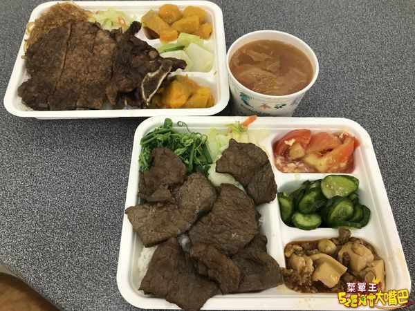 花蓮市美食排骨飯便當》熱海排骨飯大王菜單價位大公開！熱賣40年的傳奇精緻排骨便當～推薦 排骨飯、雞腿飯、蠔油牛肉飯。