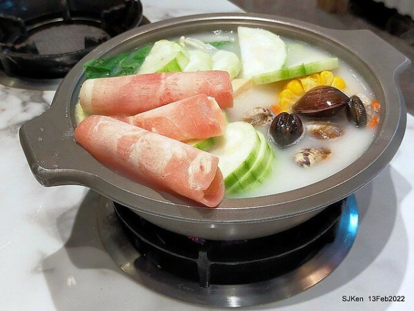 (新北土城美食)「老先覺功夫窯燒鍋」土城裕民店--- 鮮甜暖心「蛤蠣絲瓜鍋」佐獨門龍骨湯底，環境明亮乾淨服務好周到!