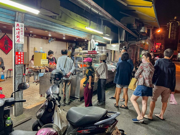 宜蘭縣羅東鎮燕山清粥店｜六十年老字號古早味清粥小菜，越晚越熱鬧在地深夜食堂