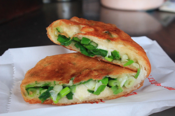 【宜蘭美食】何家三星蔥餡餅，外酥。內軟。蔥多汁，不沾醬也好吃！！！(必推)