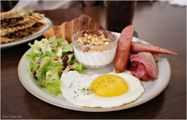 [台北萬華]閣樓 Loft Brunch & Cafe|C/P值超高的早午餐店，環境清幽不限時早午餐咖啡廳