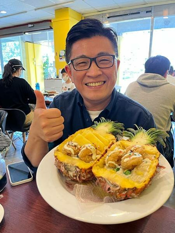 新竹|TWINS廚房義式料理。招牌鳳梨蝦球燉飯整顆鳳梨上桌超霸氣。和風小山牛肉義大利麵肉肉控必吃。營業時間地址菜單