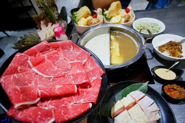 新北食記｜新店火鍋推薦！汆鍋 上選鍋物（七張店） 七張捷運站巷內，高CP新鮮海陸火鍋套餐 多款特色湯底火鍋，首推松露牛奶鍋！ - 奇奇一起玩樂趣