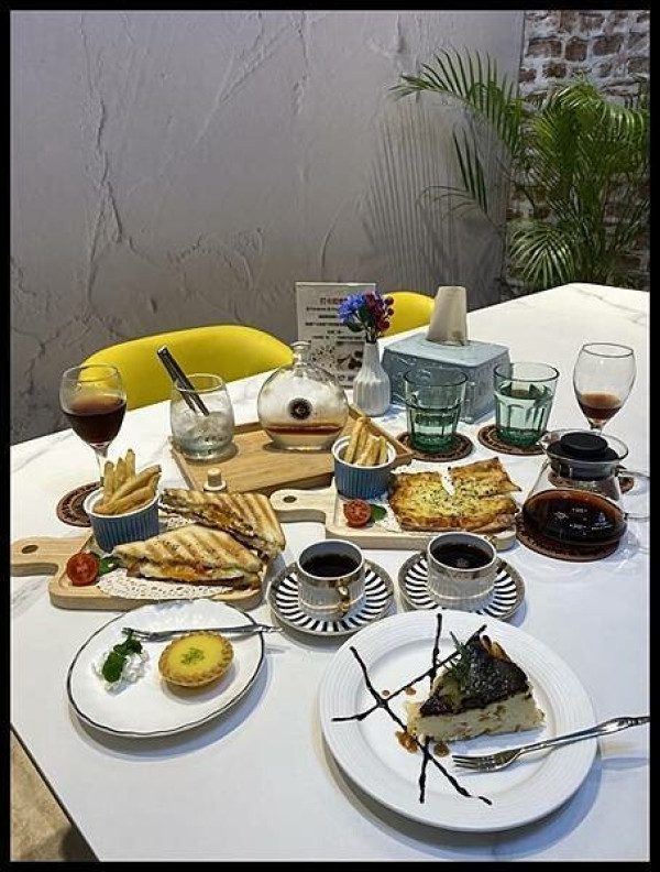 【台中咖啡/逢甲咖啡推薦】【滴咖濃負離子能量咖啡】坐落在逢甲鬧區旁的咖啡店，氣氛悠閒，店家用心烘焙好喝的各式咖啡,還有多款好吃的輕食甜點,咖啡甜點控不能錯過的咖啡店