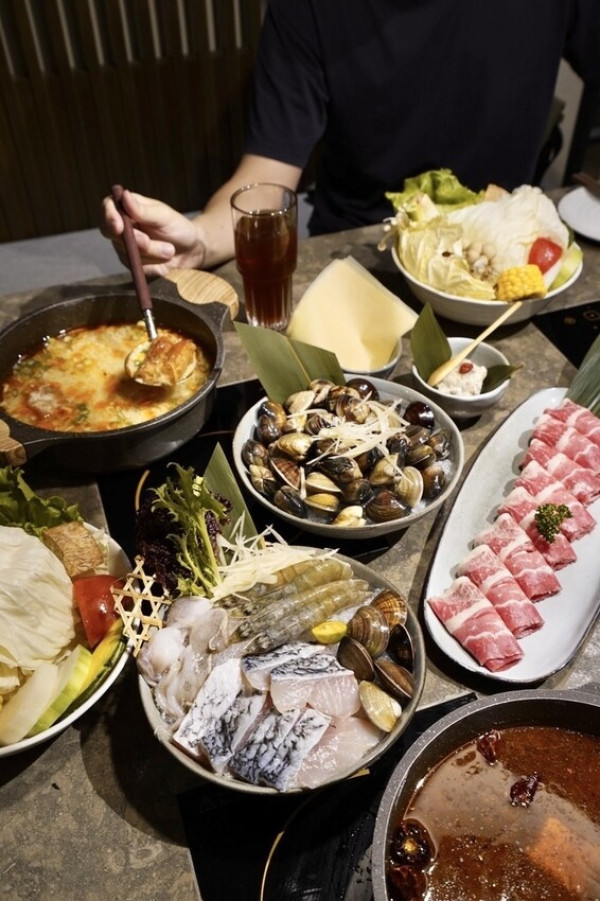 丹生炊事－飯店裡面超寬敞日式簡約風格裝潢火鍋，超特別鹹豆漿湯底，1斤文蛤只要99元，板橋高CP值火鍋