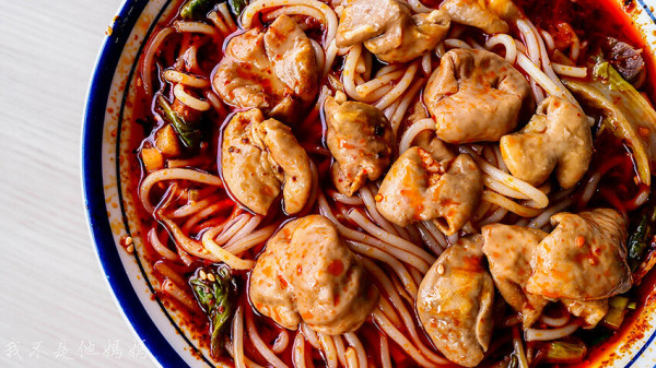 潑辣重慶粉麵館  湯頭濃郁  一次給你香麻辣  保證吃到爆汗  淡水捷運站美食  近淡水老街入口  大都會廣場對面