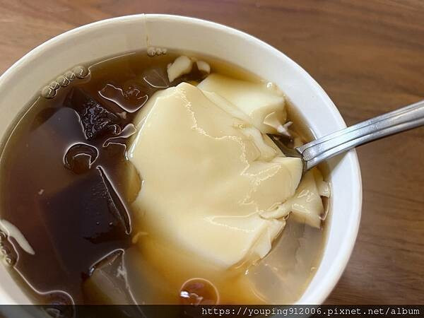 台北文山區｜木箱豆花小攤車 經過常看到在排隊的純手工豆花，且所有湯底和配料皆為老闆當天手工製作(附菜單