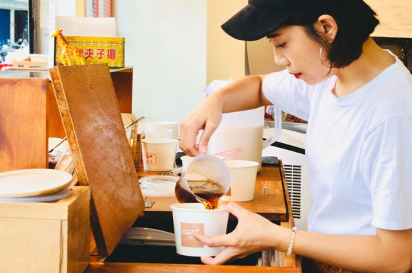 台北文山區美食／有「溫度」的木箱豆花小攤車　景文高中旁的人氣排隊美食