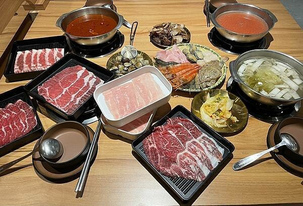 金門美食推薦【鍋坊】十種特色湯頭任君挑選，688套餐和牛讓你吃到飽在享有自助吧美食飲品甜點無限供應。