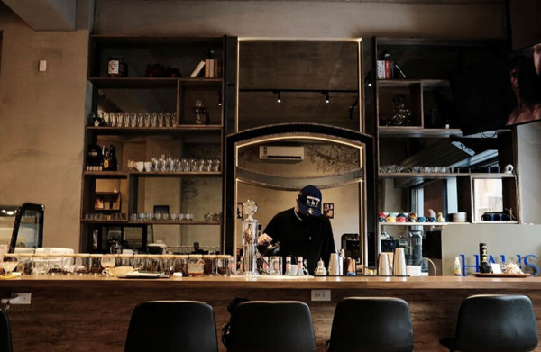 巨蛋巷弄最清幽高質感的 HAUS Coffee，嘻哈時尚咖啡師、極簡輕工業風 X H'S VIBE齊來卡獨享優惠 - 跟著尼力吃喝玩樂＆親子生活
