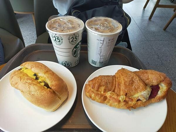 宜蘭星巴克頭城門巿~遊艇造型~早上七點三十分營業~吸引早起的遊客~享用温馨早餐的好地方~