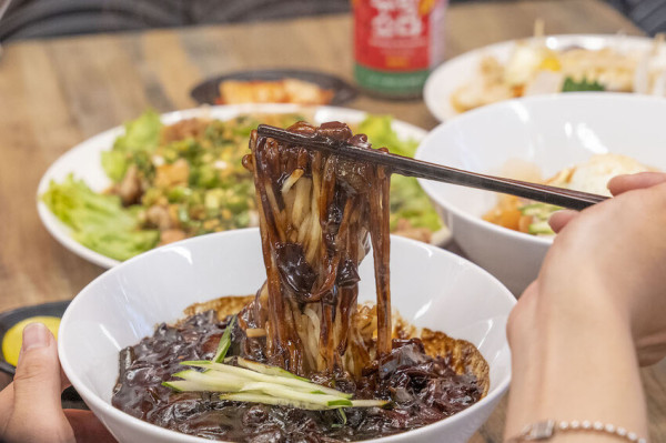 永和樓-韓式中華料理店 영화루｜首爾55年老字號老店，韓國明星前去用餐也是韓劇中的拍攝景點，老闆女兒把餐廳原汁原味開到台灣 · 算命的說我很愛吃