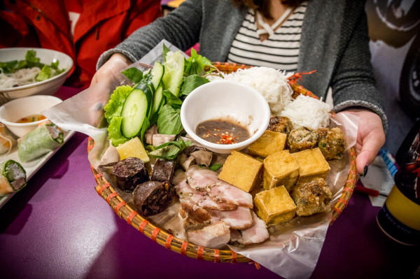 台中市中區越南你好河內美食｜米其林指南推薦平價越南料裡，超大豐盛米線拼盤