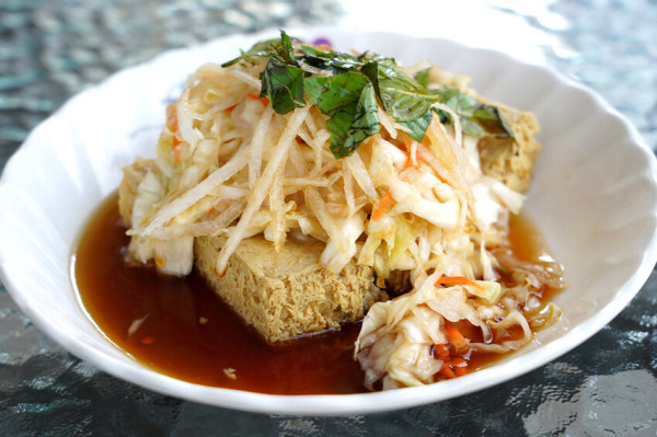 宜蘭美食推薦》龍潭湖花蓮玉里臭豆腐~正宗花蓮玉里臭豆腐宜蘭分店！特色泡菜＋蘿蔔絲＋九層塔風味絕佳