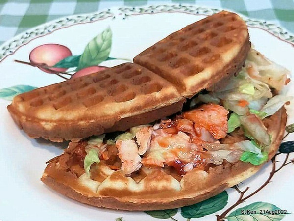 (南港美食)「小木屋鬆餅南港店」(二之一)--- 肉嫩鮮蔬用料豐盛，鹹味的「紐澳良雞蔬菜鬆餅」。