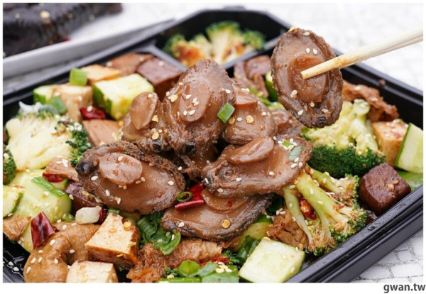 郭靜開的滷味店，麻十七來台中囉！名字裡有這四字，招牌鮑魚買一送一