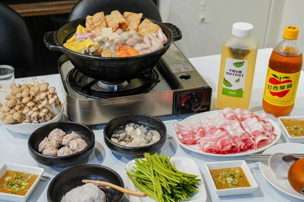 高雄美食｜武廟商圈必吃的平價酸菜白肉鍋 自然酸香好對味/千槢小館 HOTPOT酸菜白肉鍋