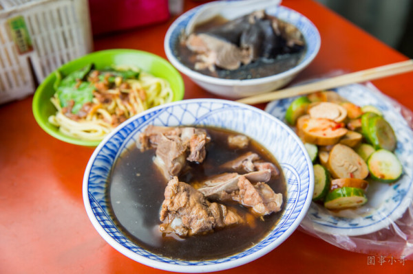 桃園國際路上銅板美食小吃-葉家藥燉排骨當歸土虱，肥美的土虱中段一碗只要50元！還可以續湯！再加碗乾麵就太滿足了呢