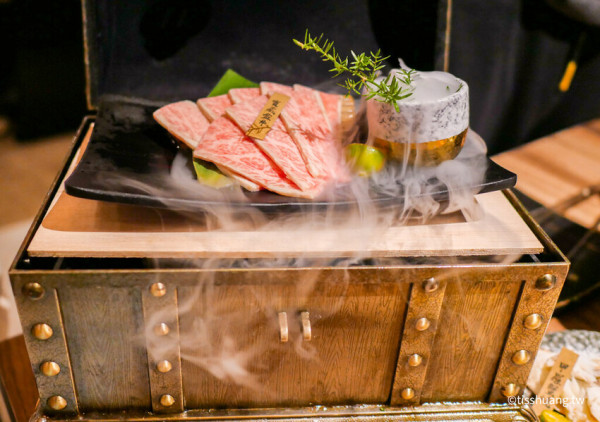 台中燒肉推薦!輸送帶送菜上桌，巧克力和牛、厚切牛舌，口感超威