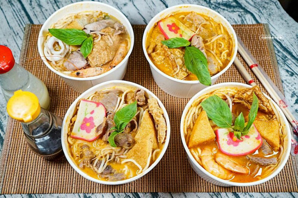 吉寶叻沙麵║八方夜市必吃美食，只要百元！！不用出國就能吃到新加坡道地叻沙麵，5種湯頭、主食、麵條任你自由搭配！！！