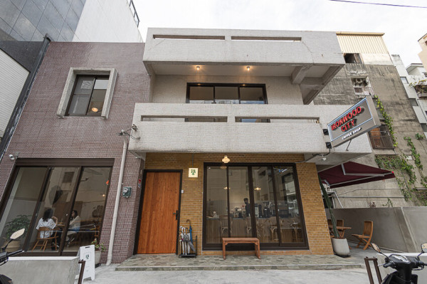 二層樓老屋別墅所改建的特色咖啡廳，有精美奶油蛋糕，網美拍照好店｜鐵木 IRONWOOD CITY