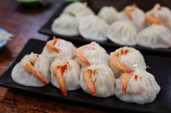 台中美食 | 正月初五手作鮮肉湯包 一整隻鳳尾蝦好吸睛