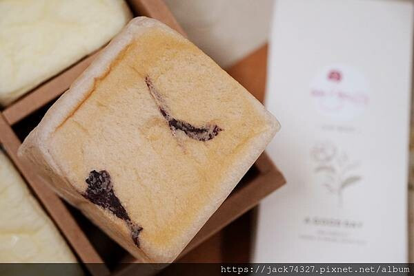 {台中美食}以愛為出發的「Baker in Flora 花店裡的烘焙師」獨家使用玫瑰製作「玫瑰生吐司」，吐司柔軟香甜伴隨著淡雅清香的花香，沒有預約還真吃不到！