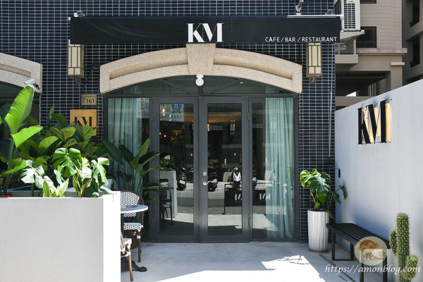 KM金門|金門美式漢堡推薦，雙層金門酒槽牛肉漢堡超好吃，還有多款經典調酒