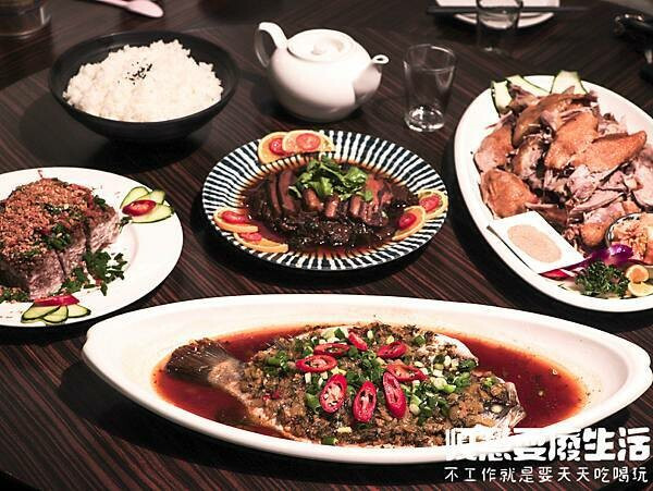 苗栗市美食丨范家宴客家餐廳丨滿滿客家料理招牌香酥鴨、櫻花蝦芋香糕、梅干扣肉、客家酸菜鱸魚丨嘎慧耍廢生活