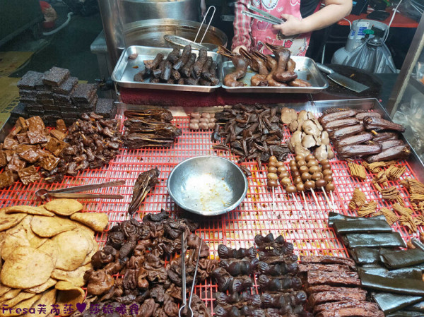 高雄小吃【高雄東山鴨頭 六合總店】宵夜銅板價點心.滷得入味.多家美食媒體推薦│美麗島捷運站│新興區美食