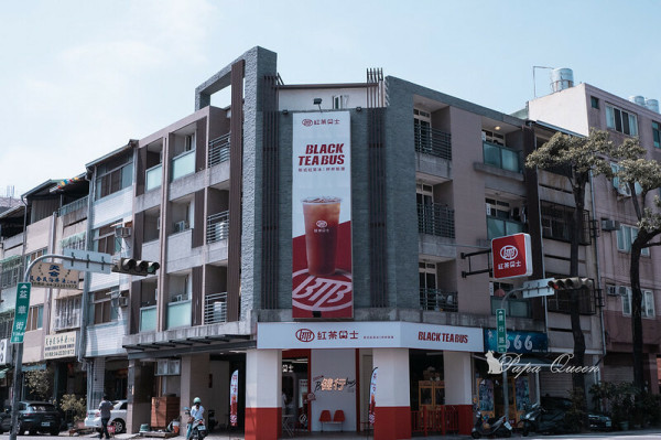 台中新潮飲料店「紅茶巴士」，招牌巴士紅茶只要20元銅板價，豪邁推薦－冰淇淋紅茶冰怎能不點