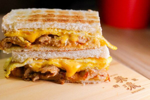 高雄早午餐推薦｜朝氣美濃正義店 美味的麵線羹脆皮塔香烤肉蛋餅 早餐吃起來