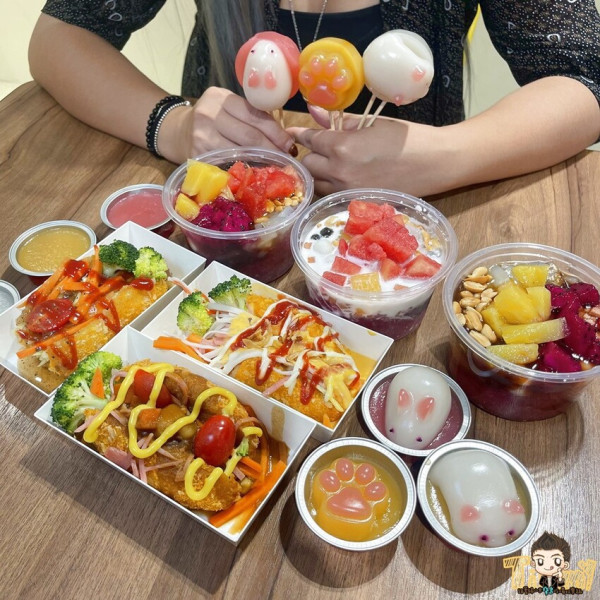 全台獨家超卡哇伊的港式砵仔糕。滿滿水果色彩繽紛的四川冰粉。加上黃金芝士薯 甜鹹一次滿足！ 