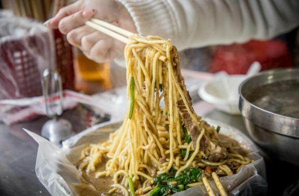 新北市三重區汪派沙茶羊肉三重店｜路過就被香氣吸引進來了！大火爆炒大份量沙茶羊肉炒麵