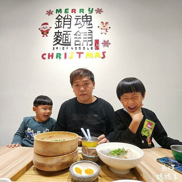 【高雄‧前鎮】大師兄銷魂麵舖-高雄 SKM Park 店│一次滿足麻辣鴨血和牛肉麵，乾溼分離的雙重享受! 免費加湯!